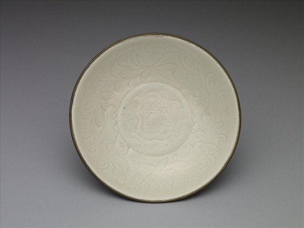 定窯 蓮瓣劃花蓮荷螭紋盤