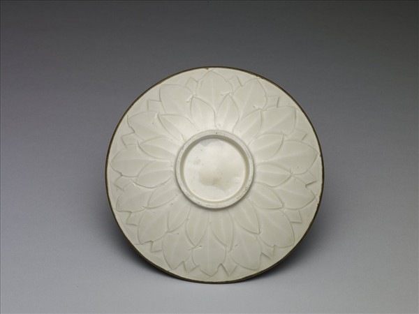 定窯 蓮瓣劃花蓮荷螭紋盤
