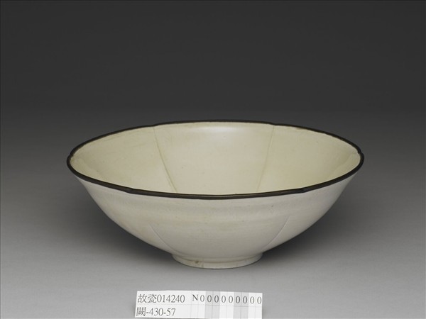 定窯 白瓷劃花雙魚紋葵花式碗