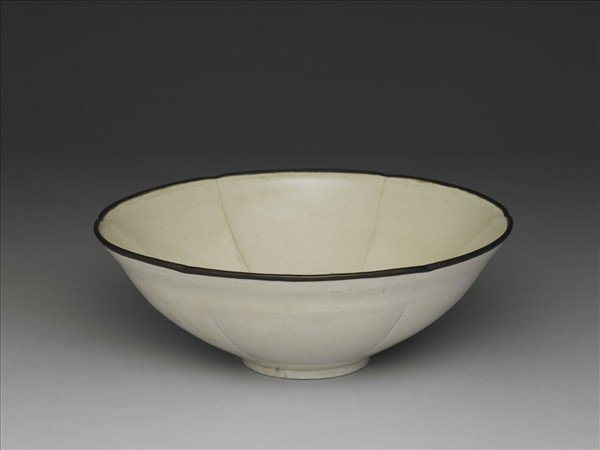 定窯 白瓷劃花雙魚紋葵花式碗