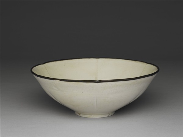 定窯 白瓷劃花雙魚紋葵花式碗