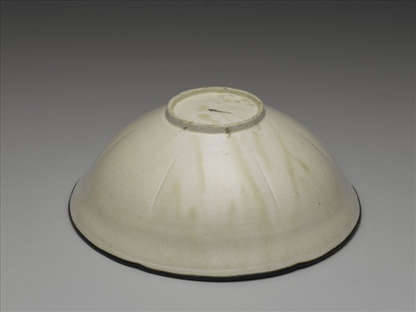 定窯 白瓷劃花雙魚紋葵花式碗