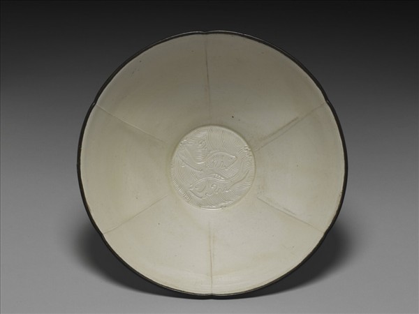 定窯 白瓷劃花雙魚紋葵花式碗