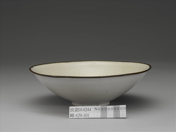 定窯 白瓷劃花蓮花紋葵瓣口碗