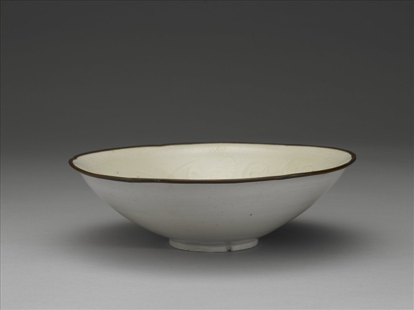 定窯 白瓷劃花蓮花紋葵瓣口碗