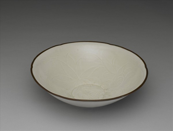 定窯 白瓷劃花蓮花紋葵瓣口碗