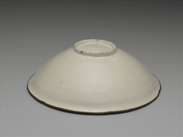 定窯 白瓷劃花蓮花紋葵瓣口碗