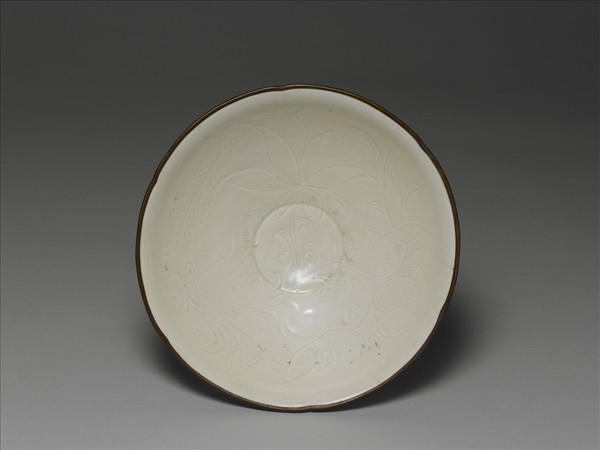 定窯 白瓷劃花蓮花紋葵瓣口碗
