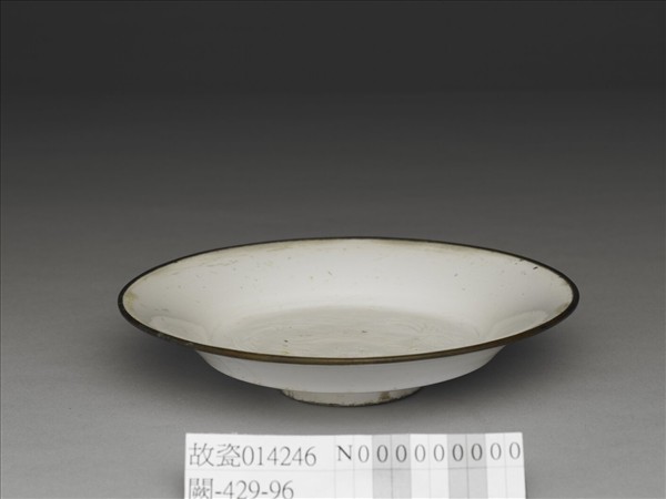 白瓷印花螭紋碟