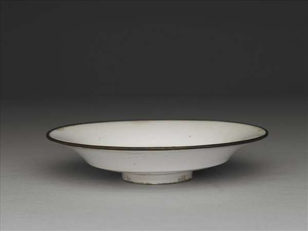 白瓷印花螭紋碟