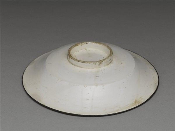 白瓷印花螭紋碟