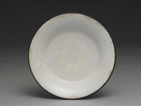 白瓷印花螭紋碟