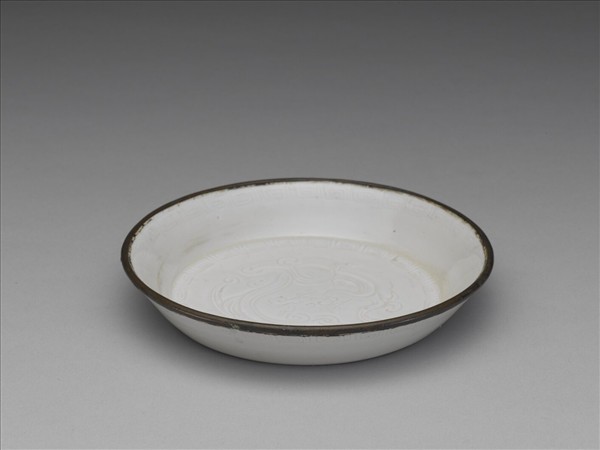 定窯 白瓷劃花夔龍紋碟