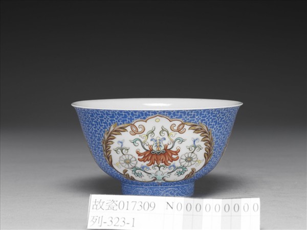 琺瑯彩藍地開光花卉小碗