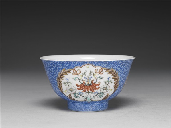 琺瑯彩藍地開光花卉小碗