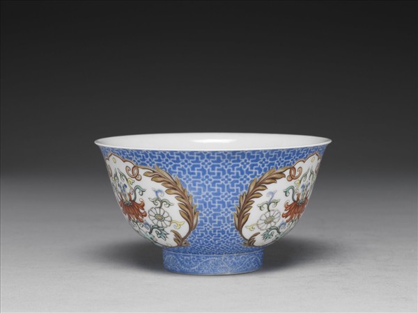 琺瑯彩藍地開光花卉小碗