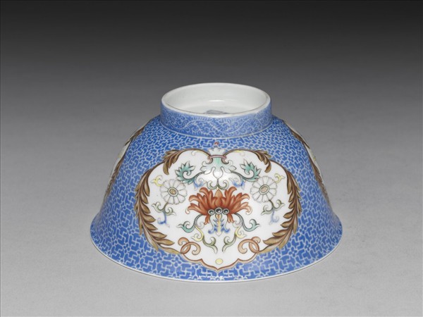 琺瑯彩藍地開光花卉小碗