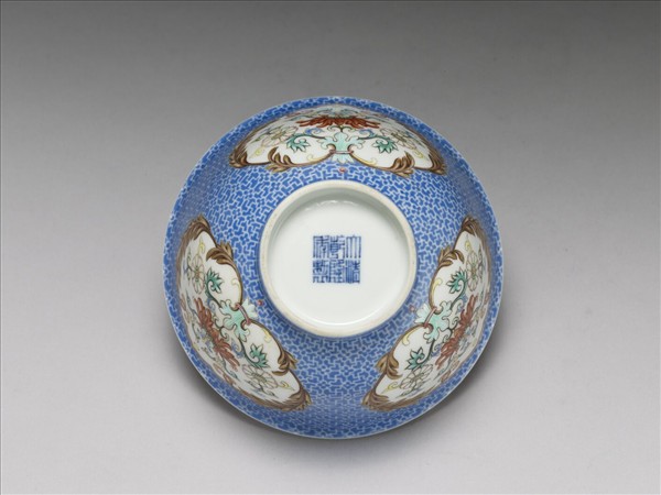 琺瑯彩藍地開光花卉小碗