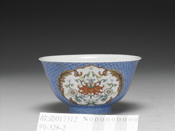 琺瑯彩藍地開光花卉小碗