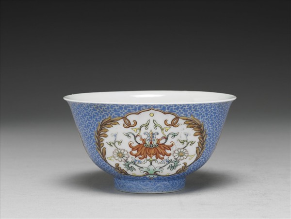 琺瑯彩藍地開光花卉小碗