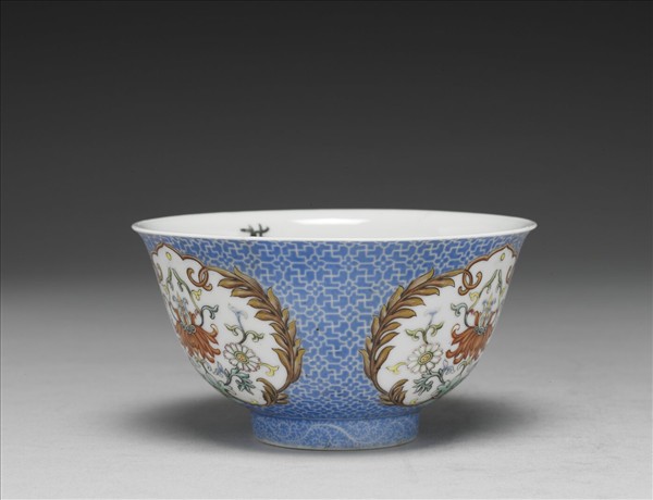 琺瑯彩藍地開光花卉小碗