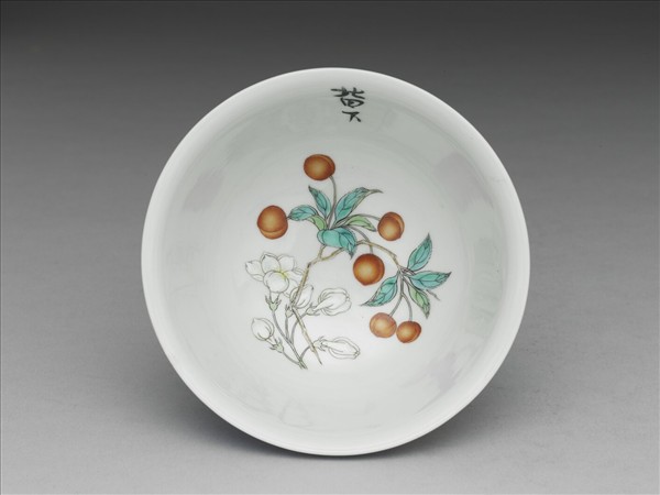 琺瑯彩藍地開光花卉小碗