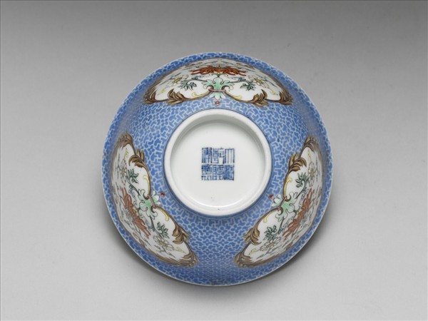 琺瑯彩藍地開光花卉小碗