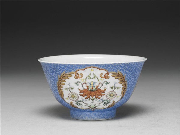 琺瑯彩藍地開光番蓮紋碗