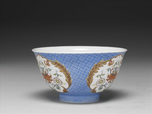 琺瑯彩藍地開光番蓮紋碗