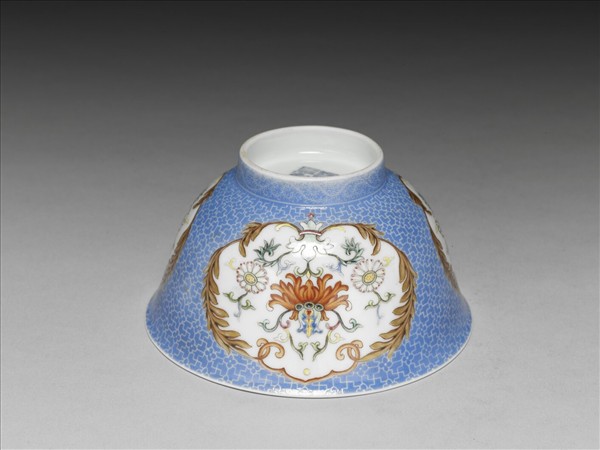 琺瑯彩藍地開光番蓮紋碗