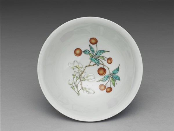 琺瑯彩藍地開光番蓮紋碗