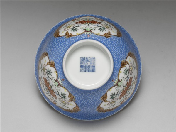 琺瑯彩藍地開光番蓮紋碗