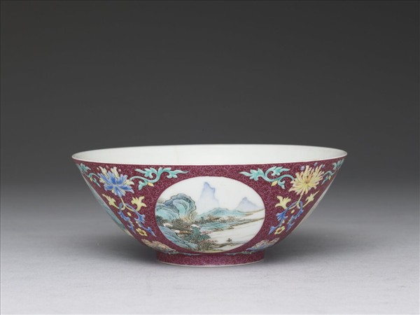 洋彩洋紅地開光四季山水碗