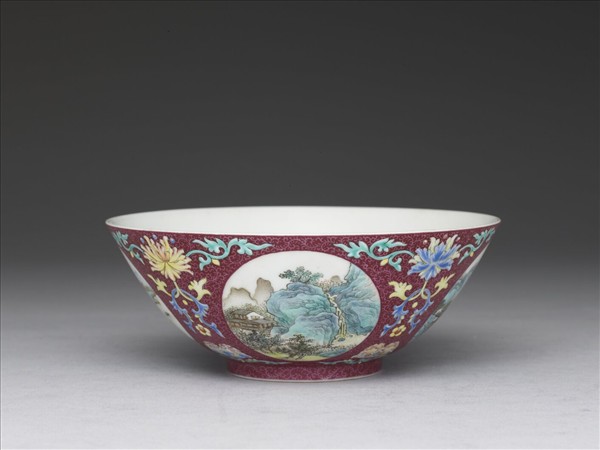 洋彩洋紅地開光四季山水碗