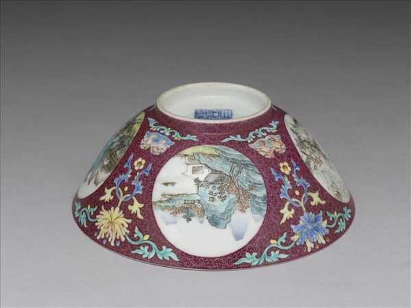 洋彩洋紅地開光四季山水碗