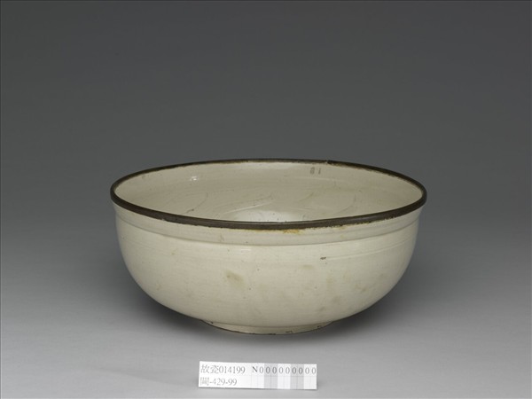 定窯 白瓷劃花魚紋碗