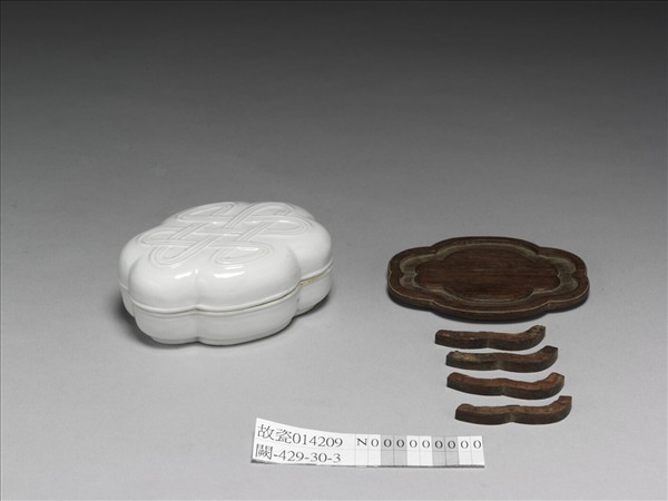 白瓷盤長紋花式盒