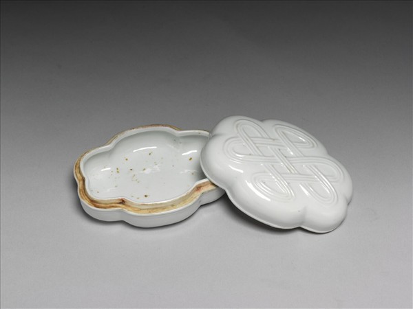 白瓷盤長紋花式盒