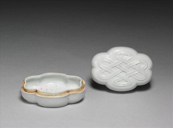 白瓷盤長紋花式盒