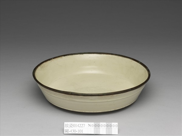 白瓷劃花蓮花紋洗