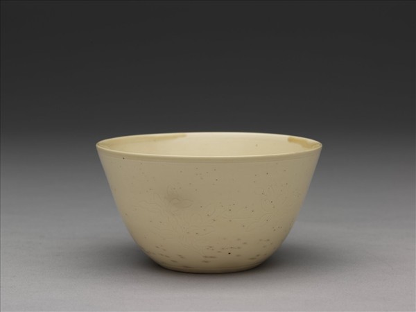 白瓷劃花花卉紋杯