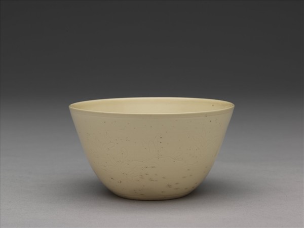 白瓷劃花花卉紋杯