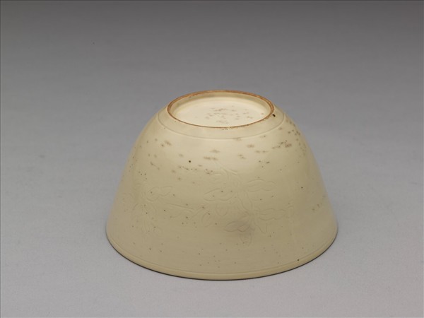 白瓷劃花花卉紋杯