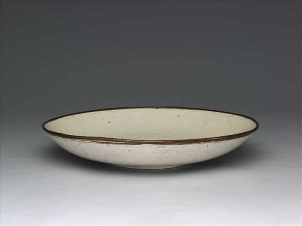 定窯 白瓷印花牡丹蓮花紋盤