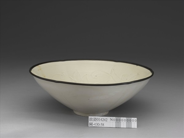 定窯 白瓷劃花蓮花紋葵花式碗