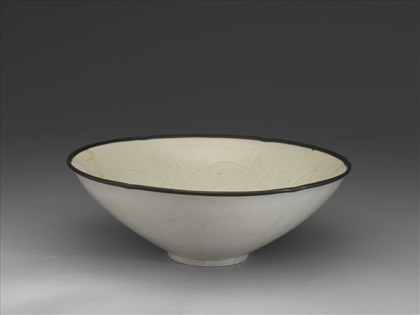 定窯 白瓷劃花蓮花紋葵花式碗