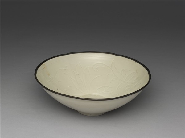 定窯 白瓷劃花蓮花紋葵花式碗