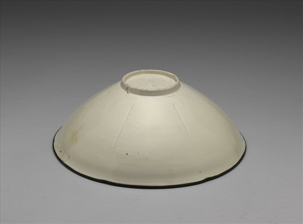 定窯 白瓷劃花蓮花紋葵花式碗