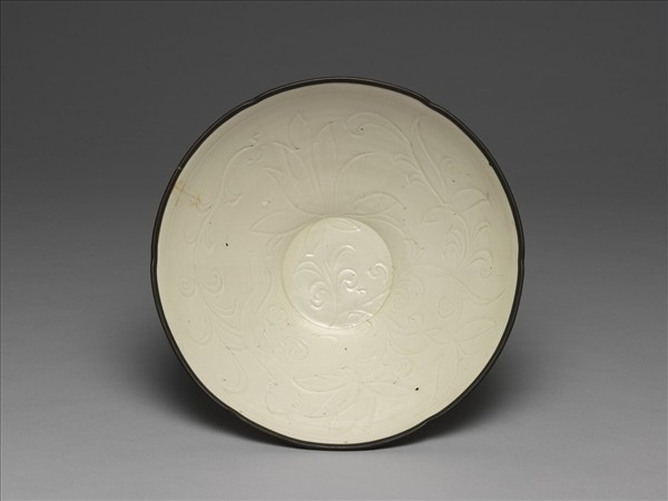 定窯 白瓷劃花蓮花紋葵花式碗