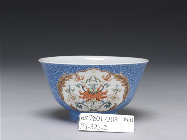 琺瑯彩藍地開光花卉小碗